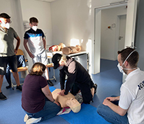 Übung einer Wiederbelebung mittels Herz-Druck-Massage